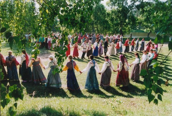 Красная горка водят хоровод